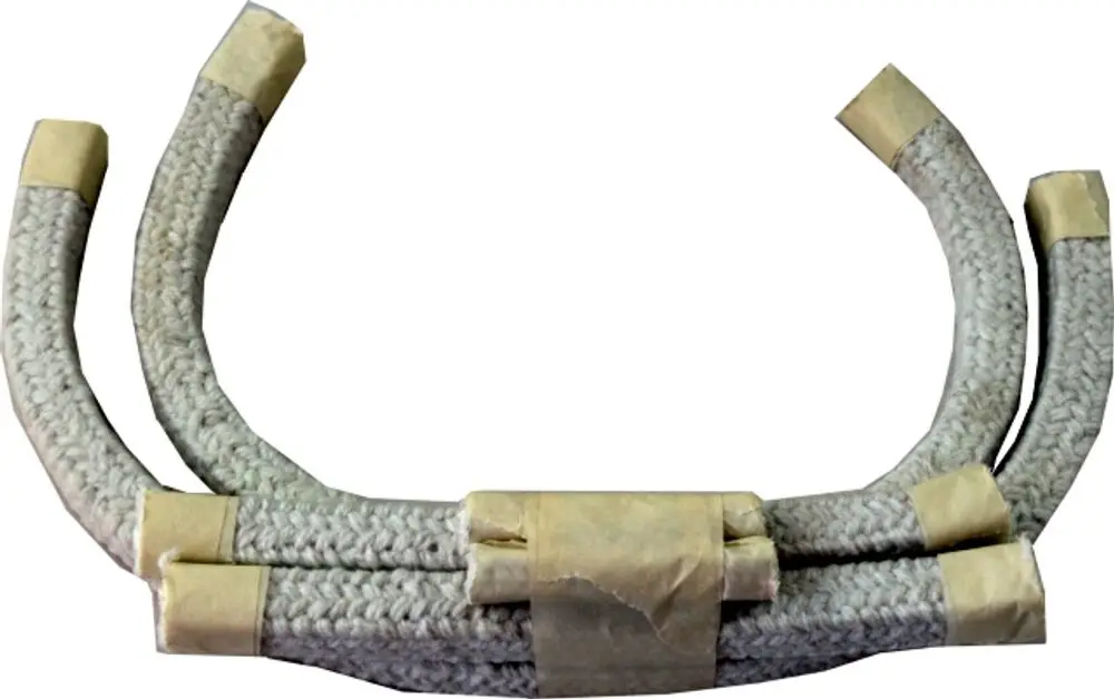 Dichtungsset bestehend aus mehreren geflochtenen Schläuchen, verpackt und mit Klebeband gesichert. Teil eines Ersatzteils für Anlagen von Wolf.